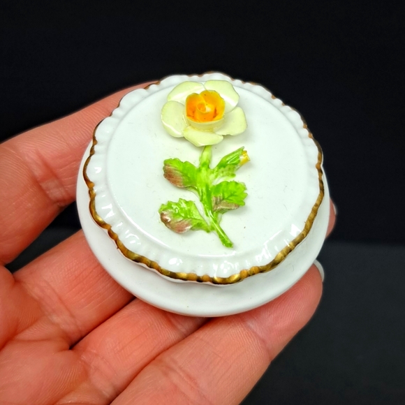 Vintage COALPORT fine bone china trinket/ring box with rose design - Picture 2 of 6